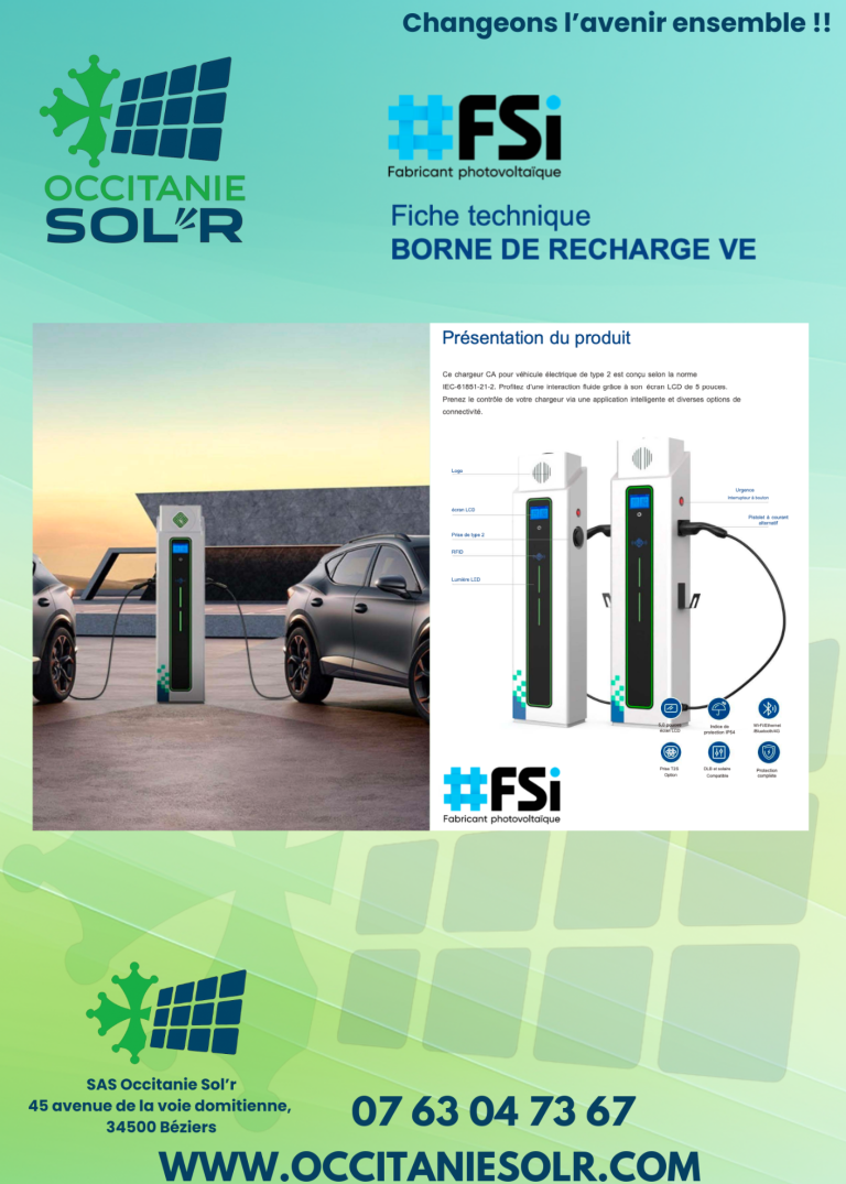 Panneaux solaires installés sur un toit de tuiles, en arrière-plan des champs.