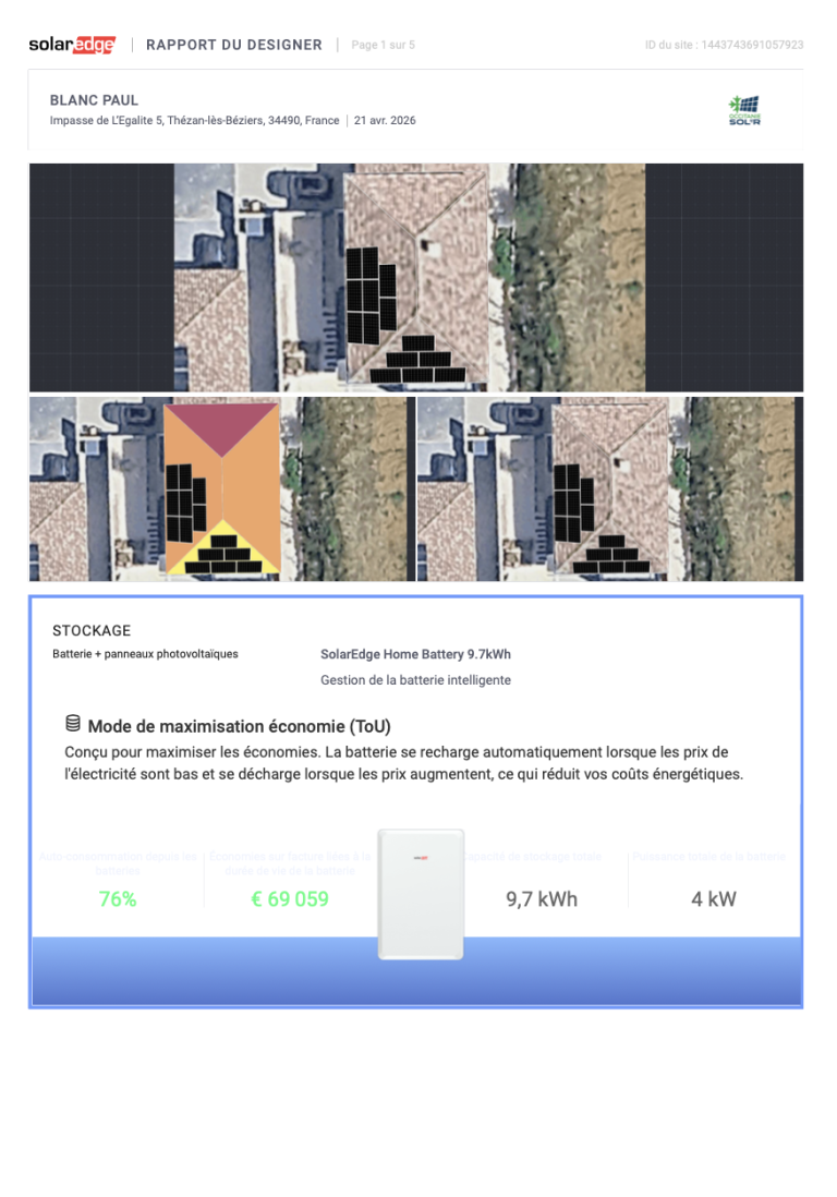 Panneaux solaires installés sur un toit en tuiles, avec vue sur des collines.