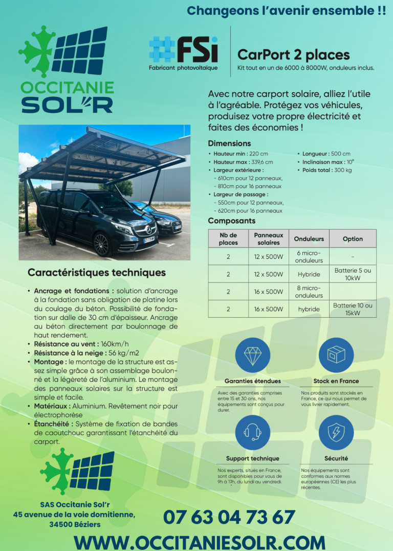 Panneaux solaires installés sur un toit de tuiles, en arrière-plan des champs.