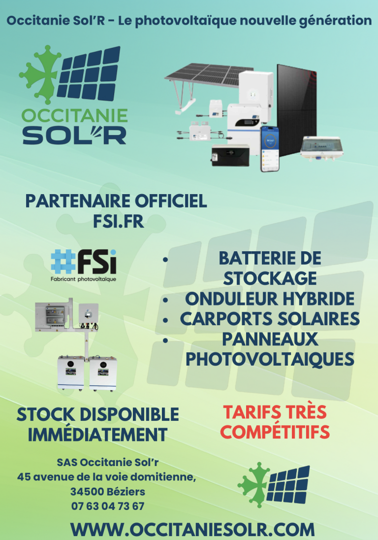 Panneaux solaires installés sur un toit de tuiles, en arrière-plan des champs.