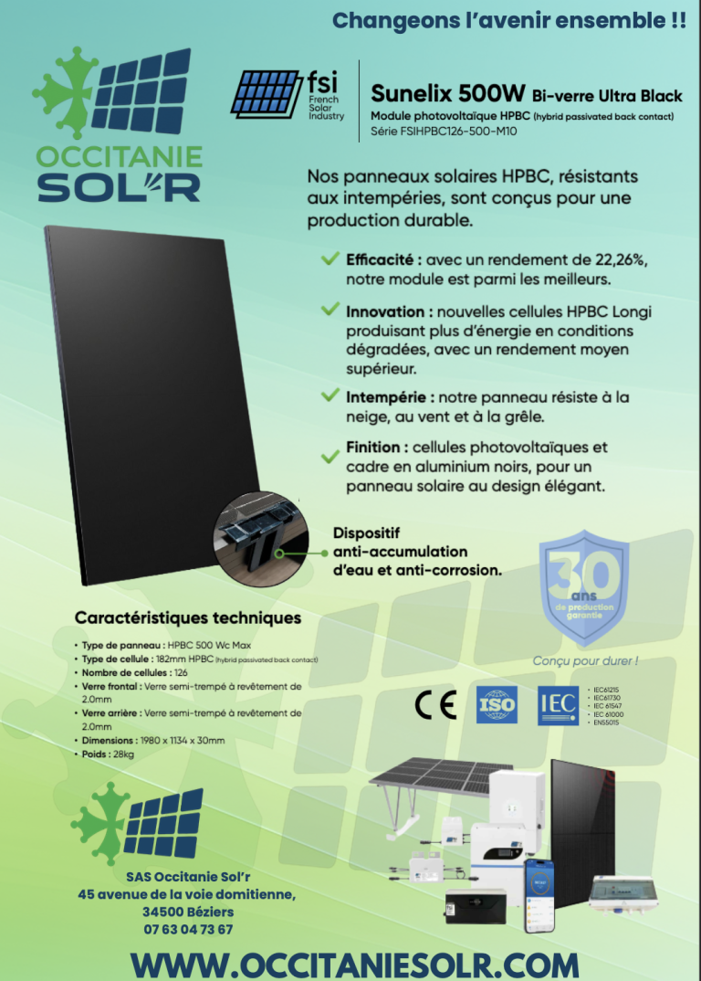 Panneaux solaires installés sur un toit de tuiles, en arrière-plan des champs.