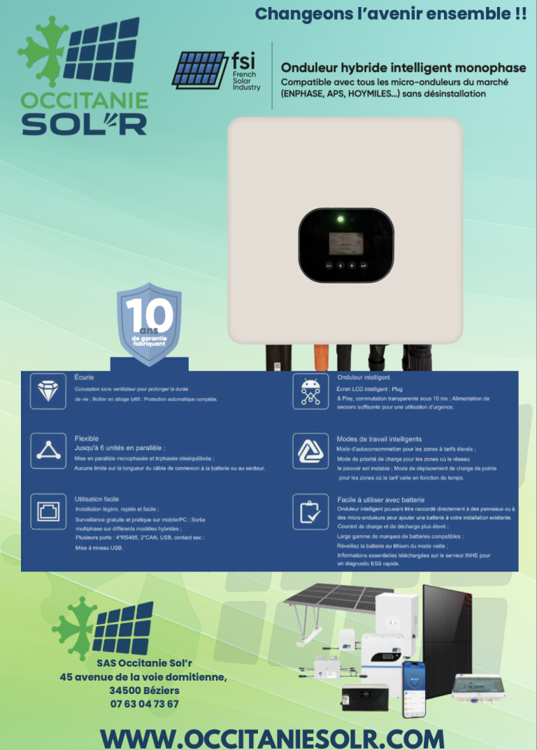 Panneaux solaires installés sur un toit de tuiles, en arrière-plan des champs.