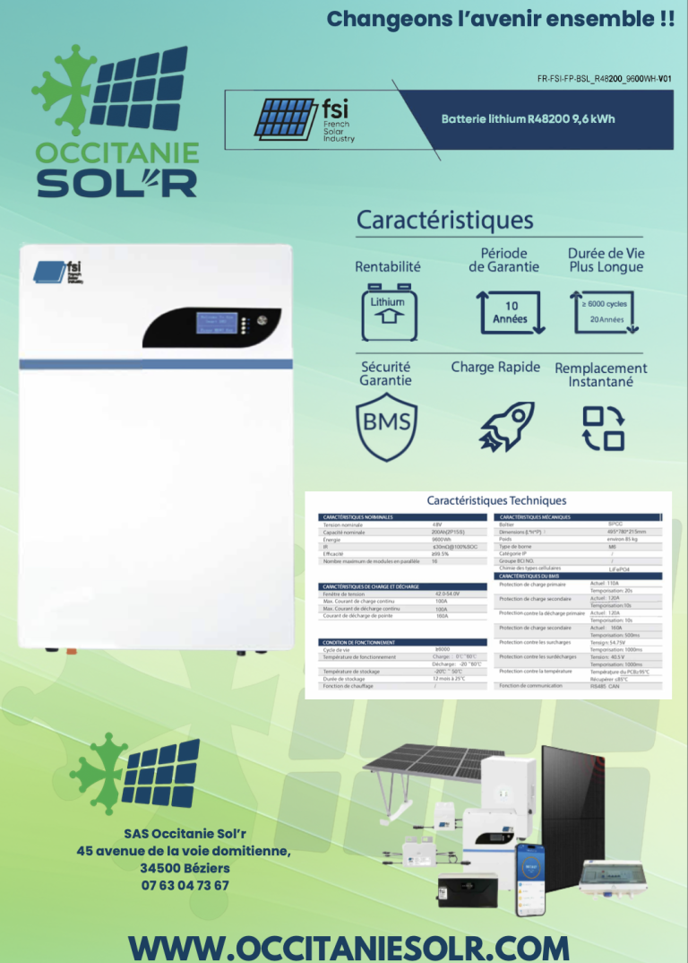 Panneaux solaires installés sur un toit de tuiles, en arrière-plan des champs.
